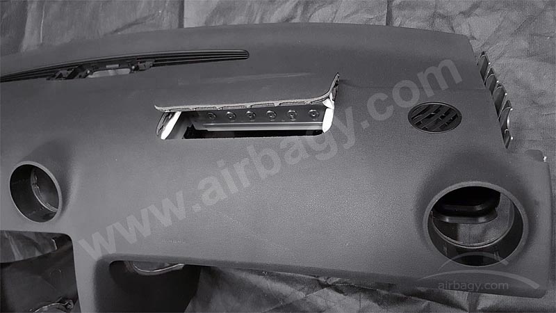 Palubní deska Audi po aktivaci - vystřelení airbagu
