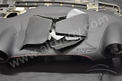 Palubní deska Ferrari po aktivaci - vystřelení airbagu